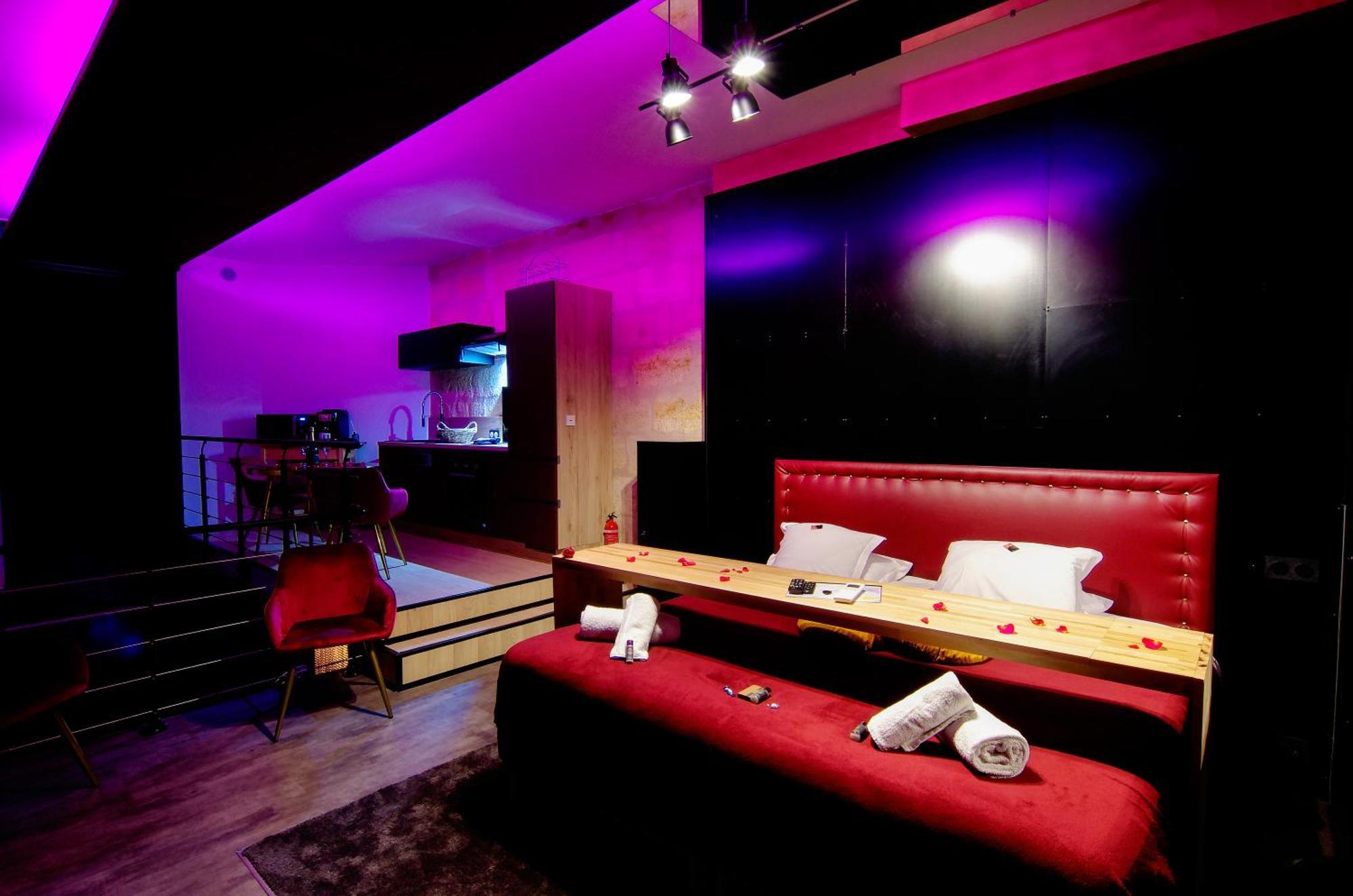 Mieuxqualhotel Jacuzzi Privatif Love Room Bordeaux Exterior foto